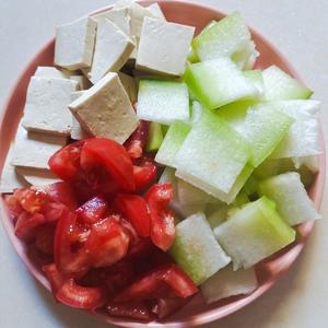 西红柿，冬瓜炖豆腐的做法 步骤1