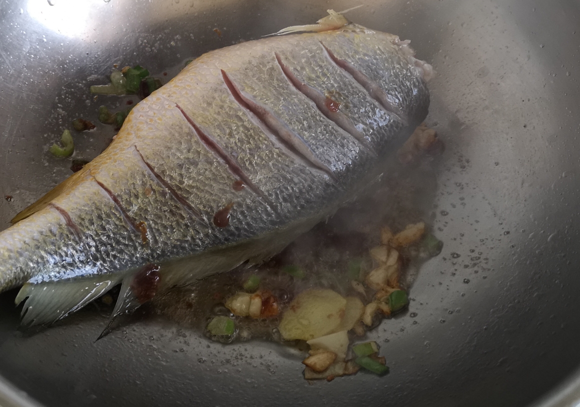 简易版酱焖大黄花鱼的做法 步骤3