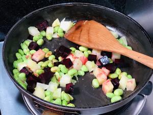 一道艳丽的甜菜根炒双豆（土豆和毛豆） 净素食的做法 步骤6