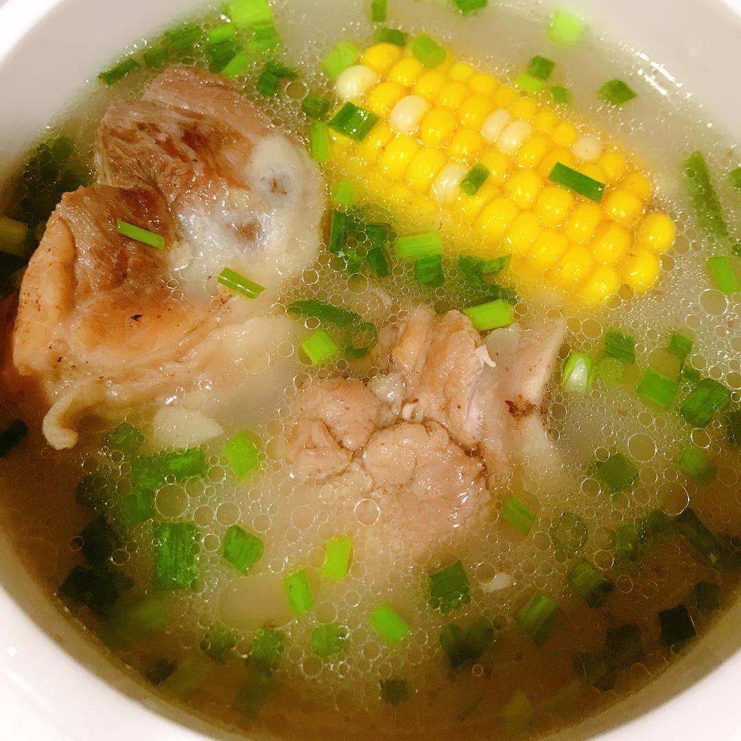 筒骨玉米萝卜汤