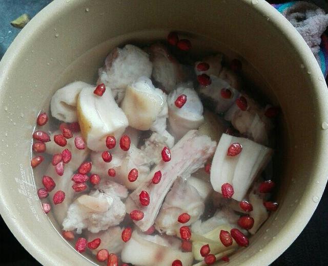 红衣花生莲藕猪蹄汤的做法