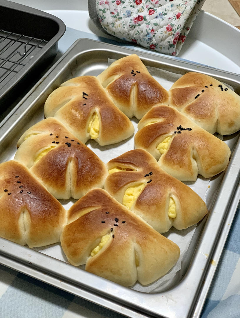复古卡仕达夹馅面包