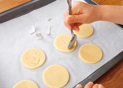 谁都能做的脸蛋饼干(巧克力巧点缀)的做法 步骤5