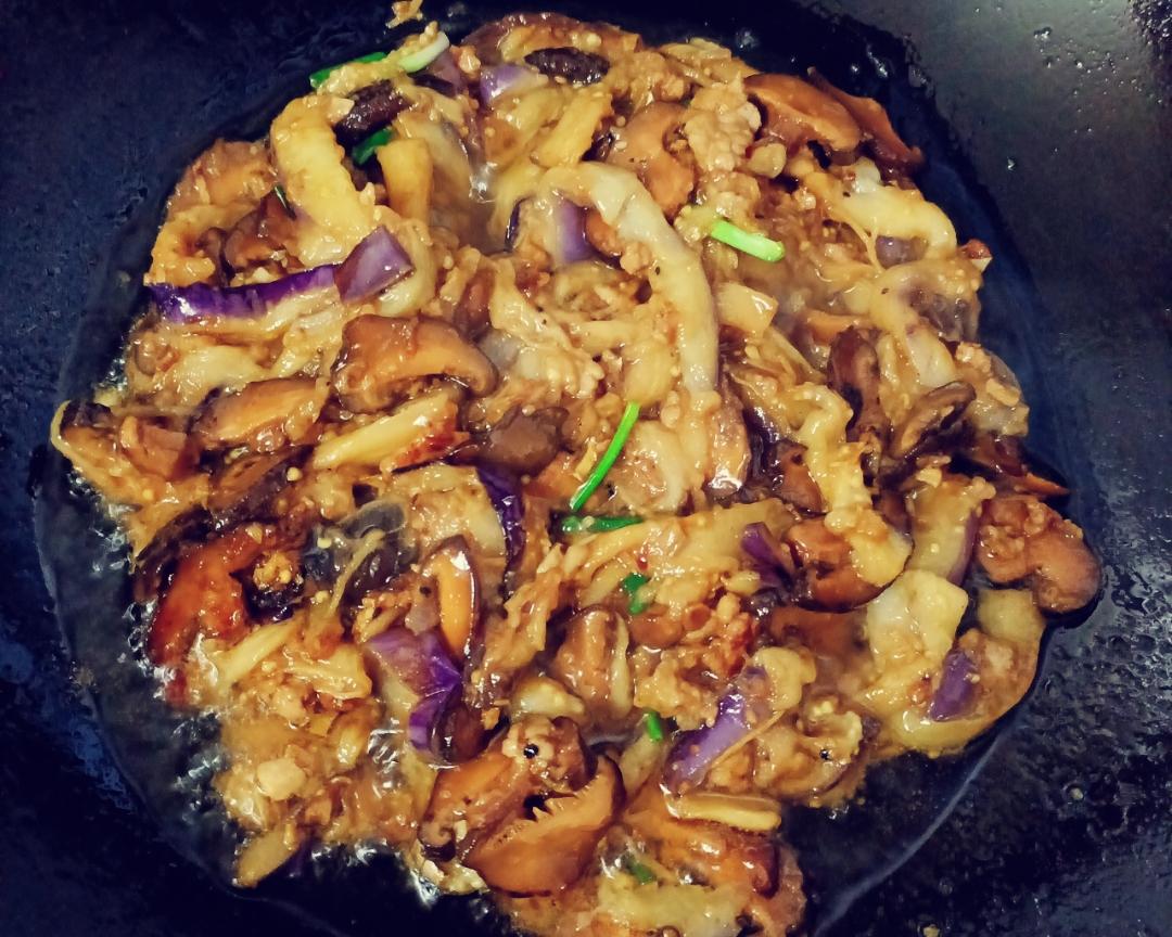 香菇咸鱼茄子煲的做法