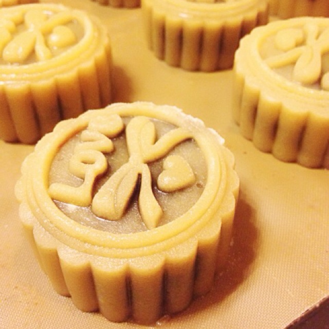 广式蛋黄莲蓉月饼