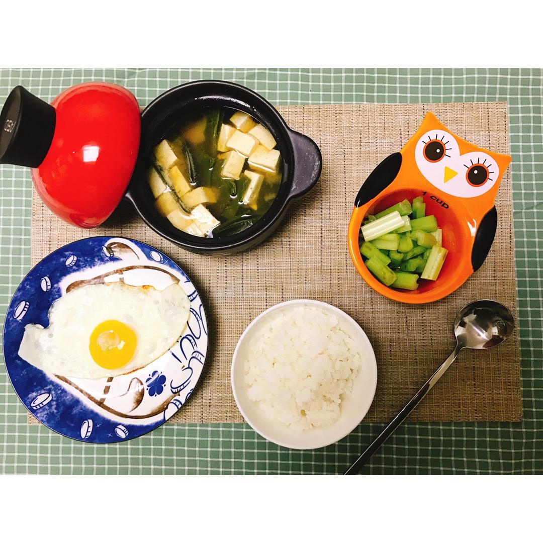 豆腐裙带菜味噌汤