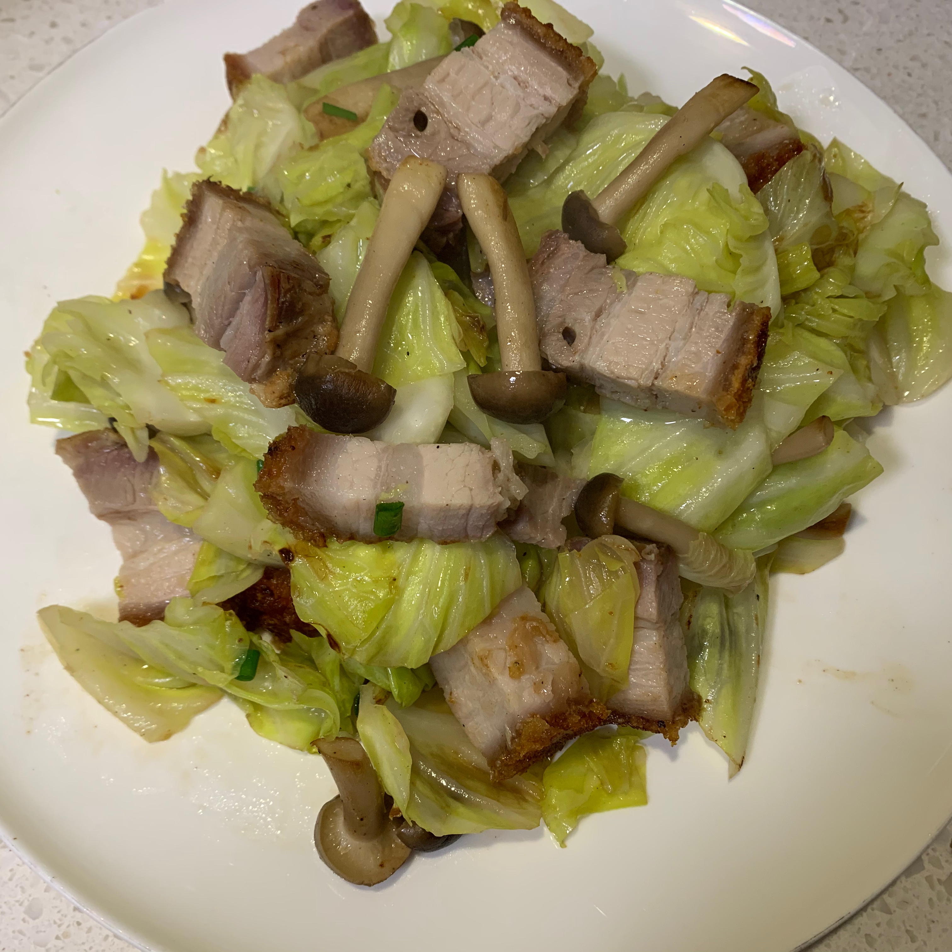 烧肉炝炒卷心菜的做法