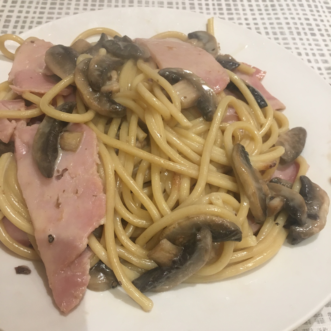 白汁蘑菇培根意粉