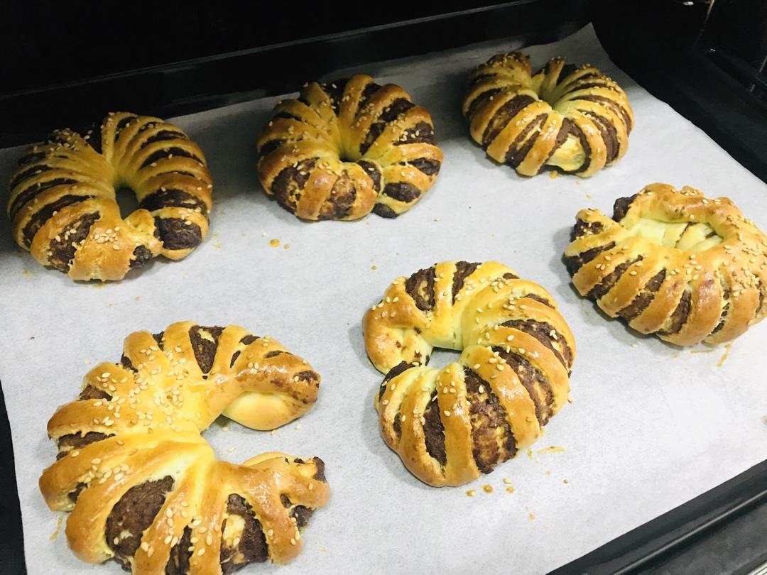 松软可口的红豆沙面包卷