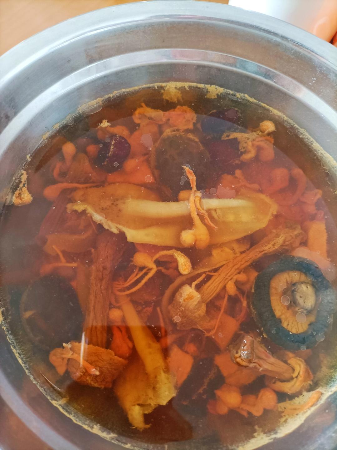 姬松茸花胶鸡汤