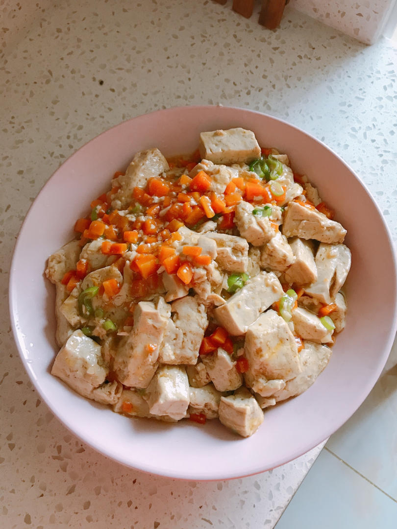 不放肉也超下饭的葱焖豆腐
