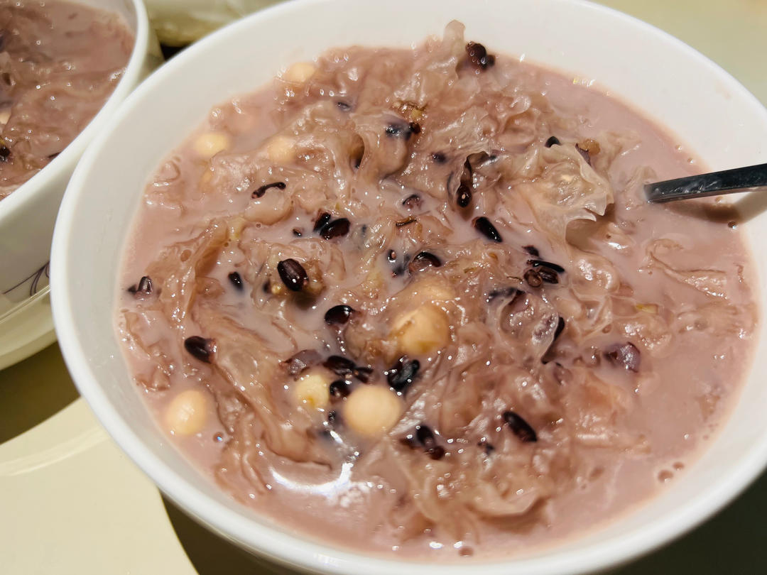 椰浆黑米桃胶银耳羹