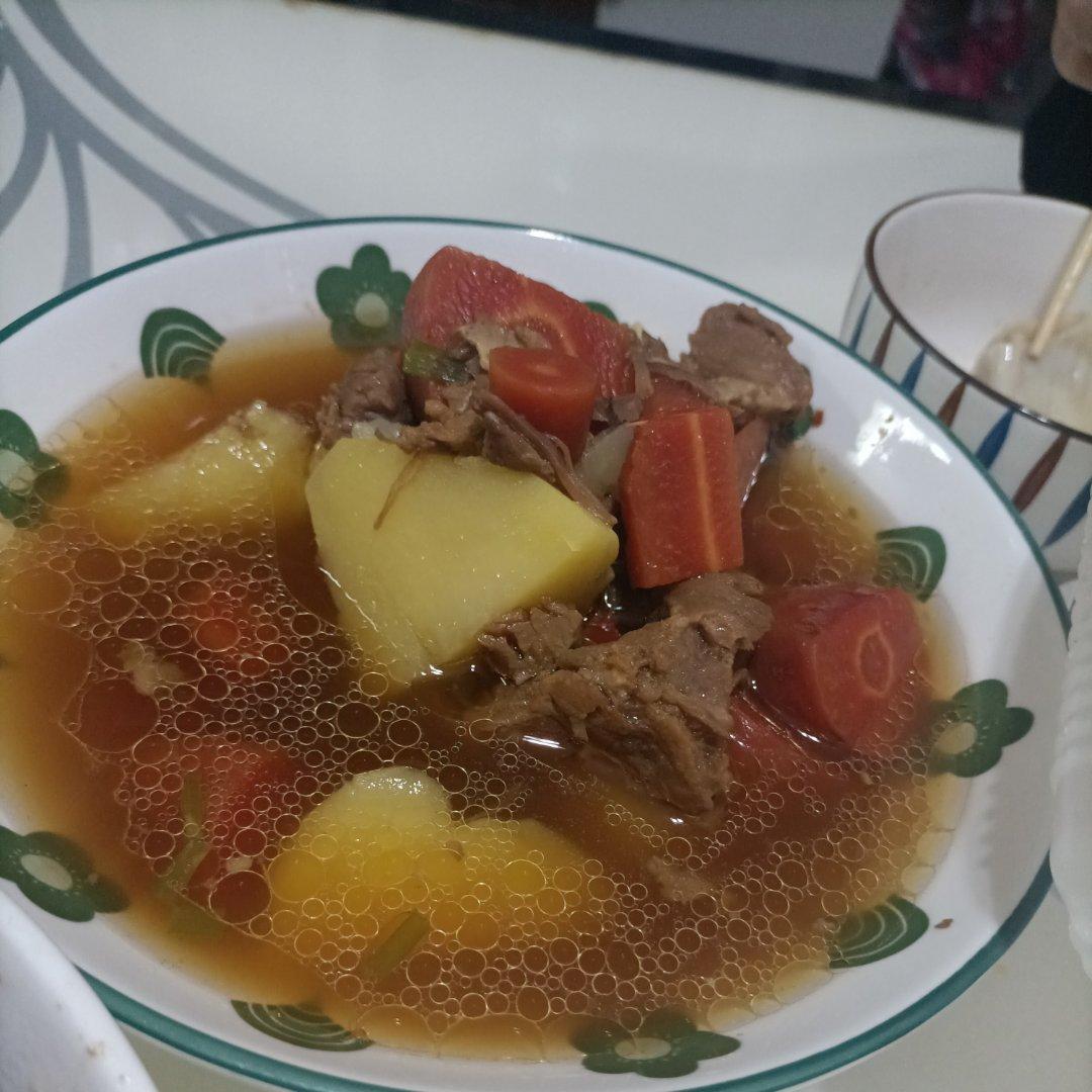 家常红萝卜土豆焖牛腩(红烧牛腩)