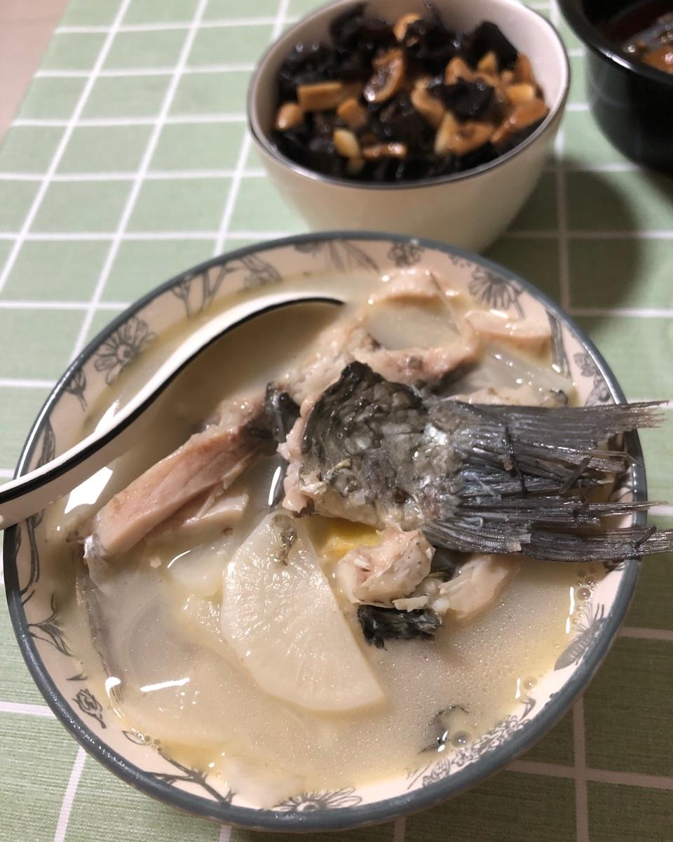 萝卜丝鲫鱼汤