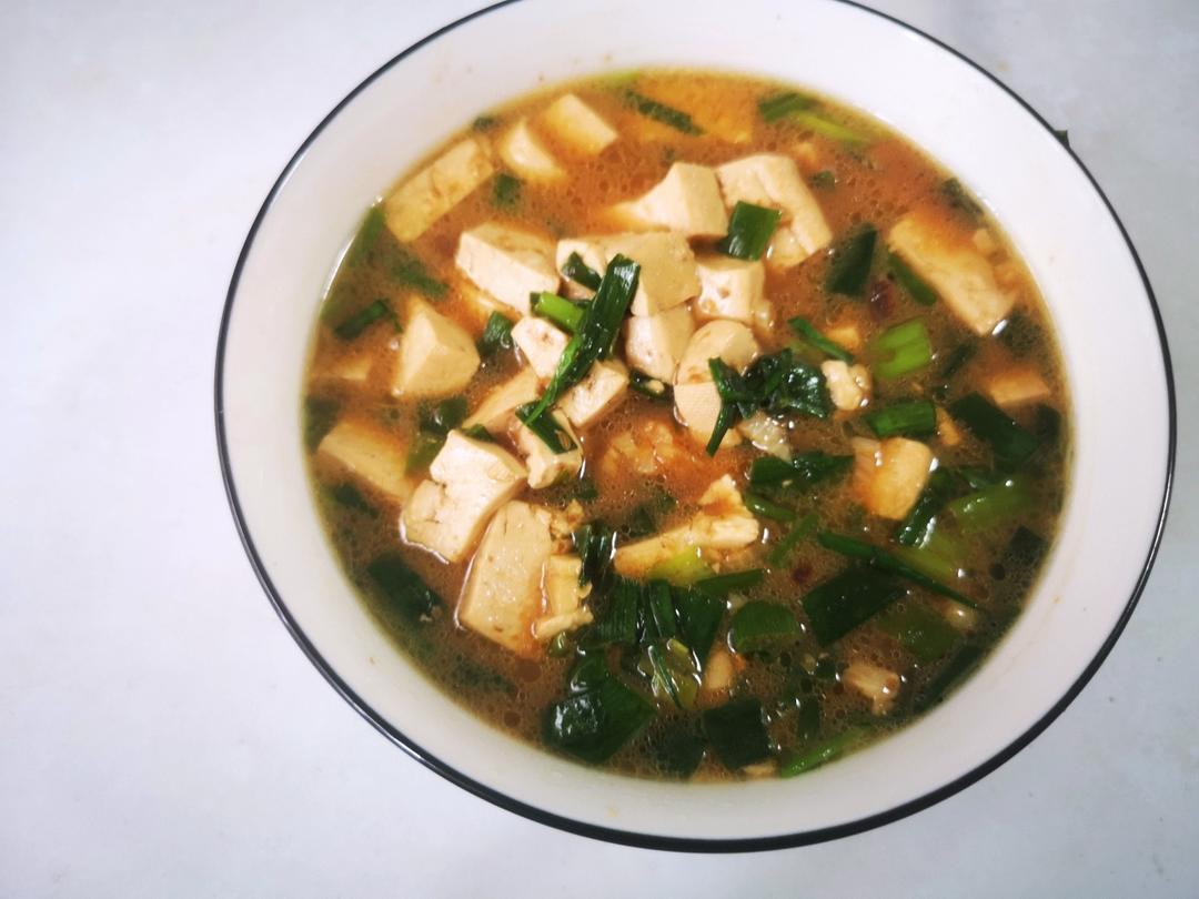 不放肉也超下饭的葱焖豆腐
