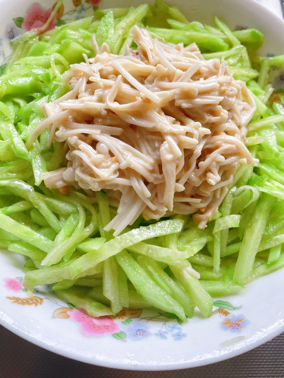 佳佳妈咪cj做的凉拌黄瓜和金针菇