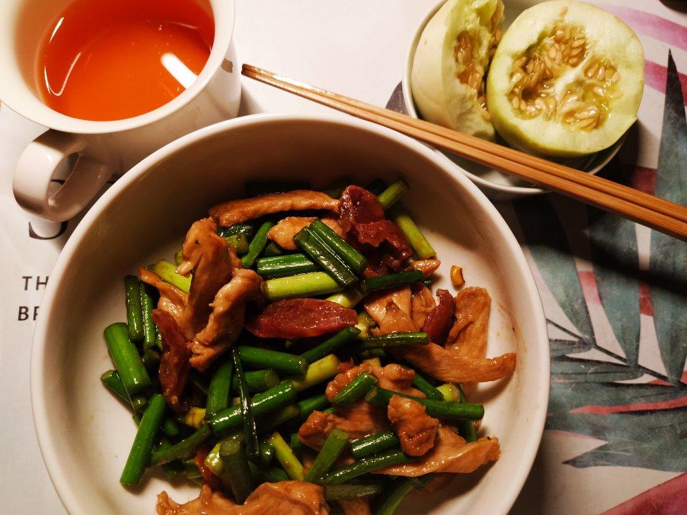 腊肉炒蒜芯 今天我吃多了两碗饭