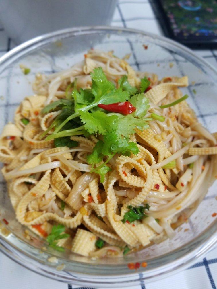 金针菇、豆皮，粉丝凉拌菜