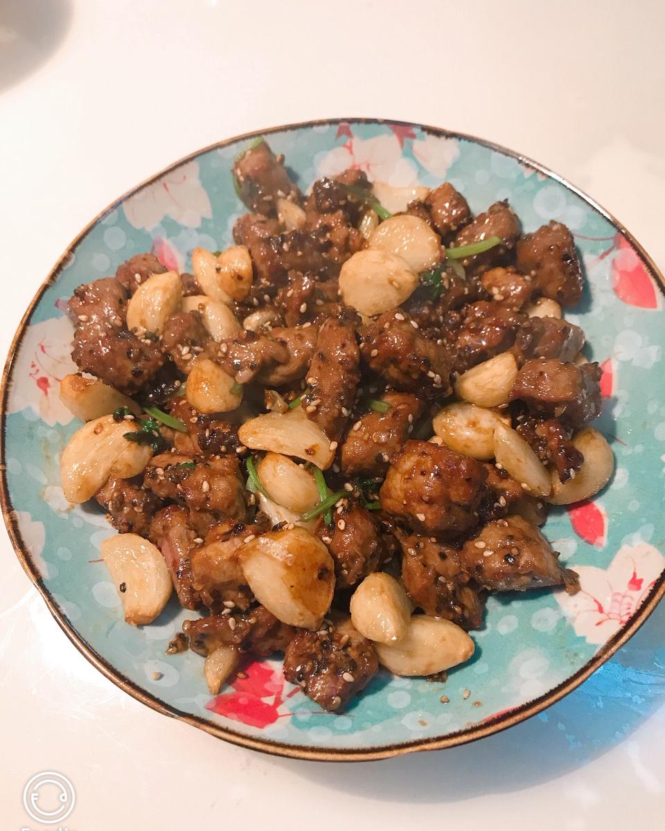 黑胡椒蒜子牛肉粒