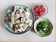 牛肉末烧豆腐的做法 步骤1