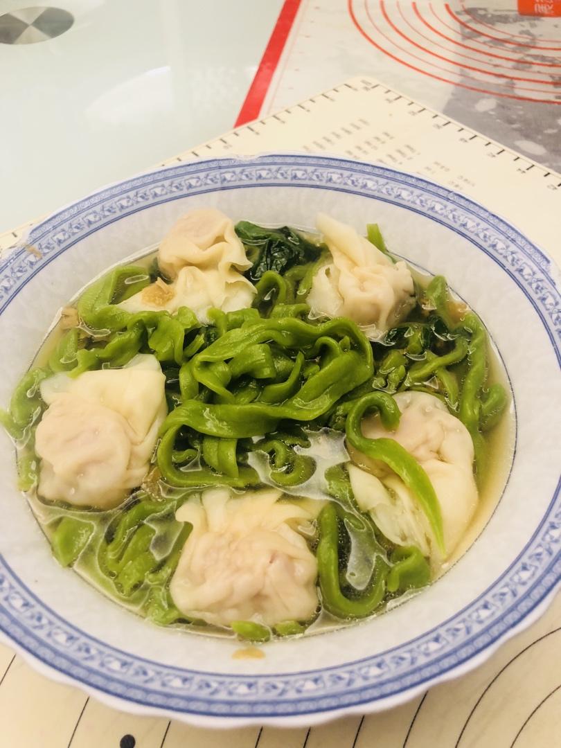 适合儿童的菠菜面和胡萝卜面条