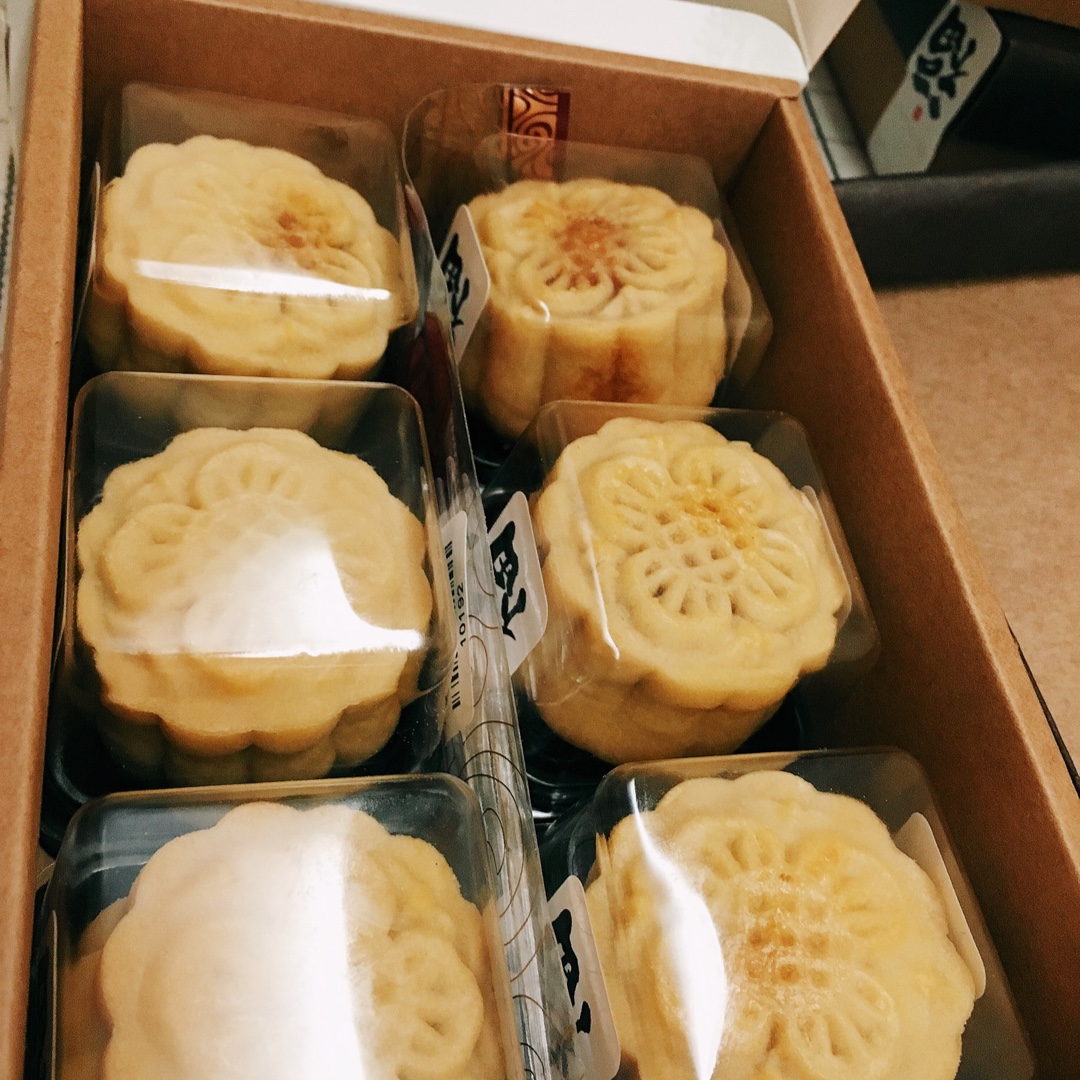 广式月饼—蛋黄莲蓉月饼