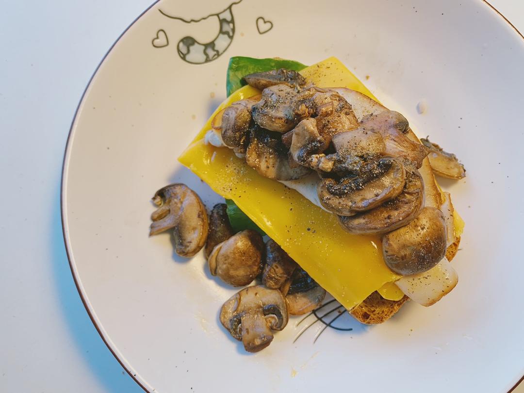 蘑菇煎肉贝果三明治