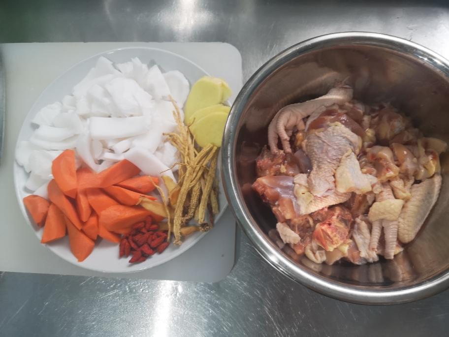 滋润椰子煲鸡汤的做法
