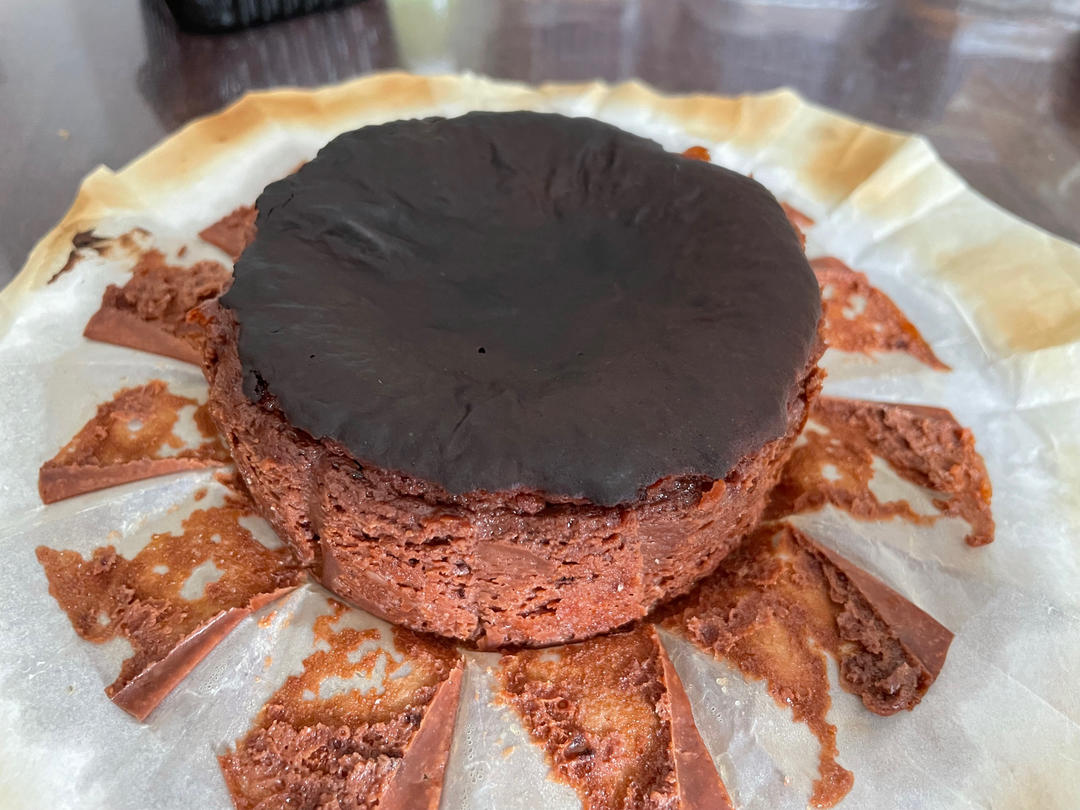 100%超浓郁巧克力软心巴斯克蛋糕！