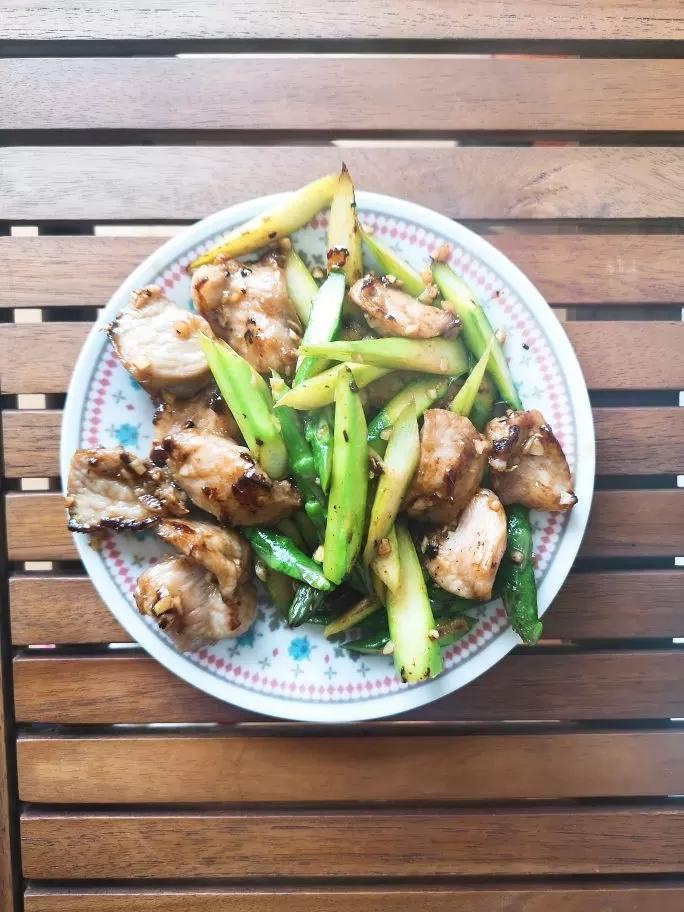 亚当优酱做的香煎猪颈肉炒芦笋