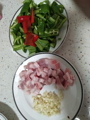 五花肉炒尖椒的做法 步骤1