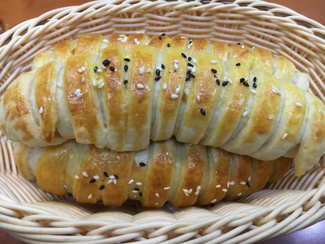 牛肉松毛毛虫面包