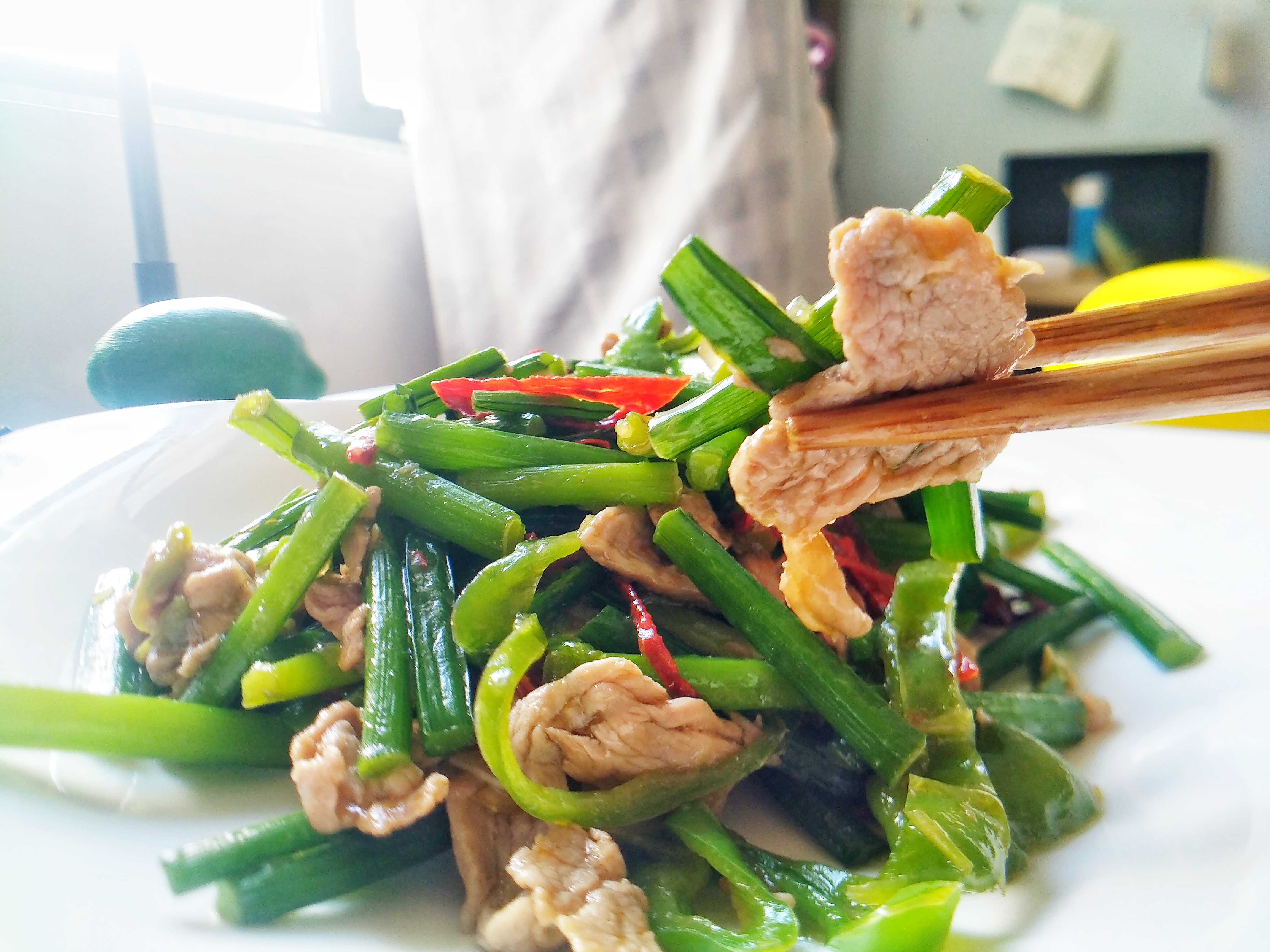 夏日家常私房菜之时令韭苔炒肉，这样做每个星期两顿还不够！