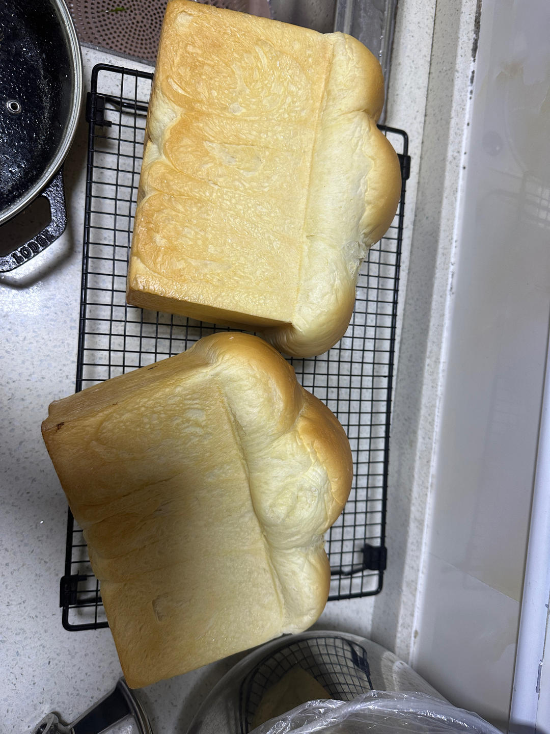 两条超级软的甜甜吐司