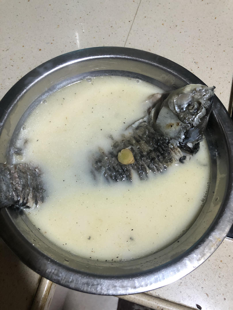 清炖鲫鱼汤 三个关键步骤让你轻松炖出汤浓味鲜色白似奶的鲫鱼汤