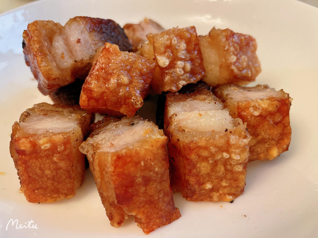 脆皮烧肉，皮酥脆、肉甘香，生烧做法
