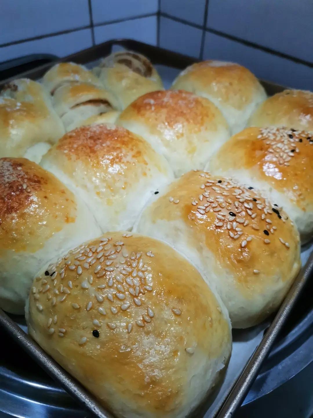 羽毛般柔软拉丝 | 奶呼呼的牛奶云朵小餐包