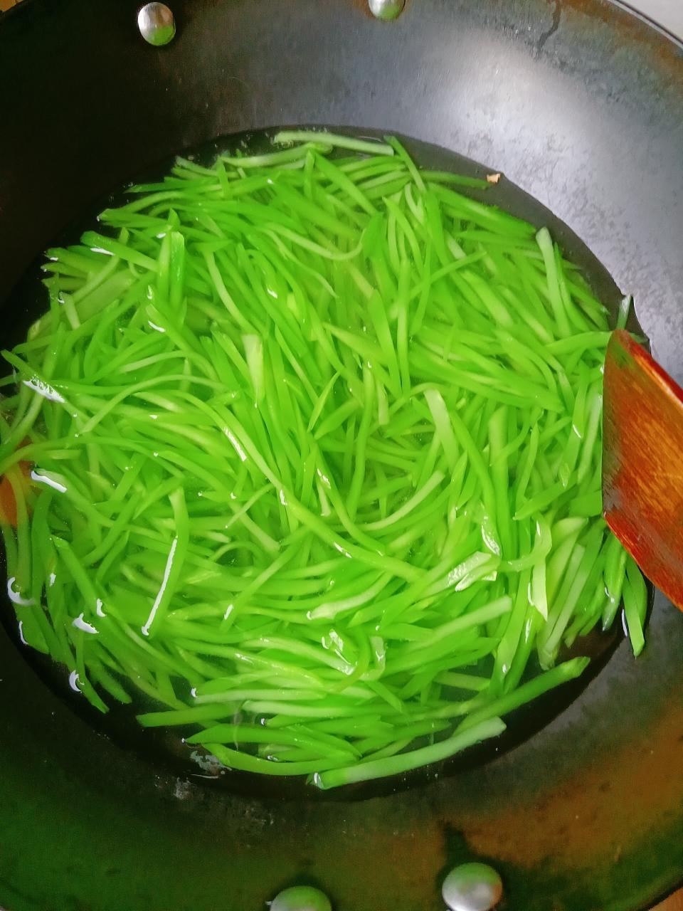 爽脆葱油莴笋丝的做法 步骤4