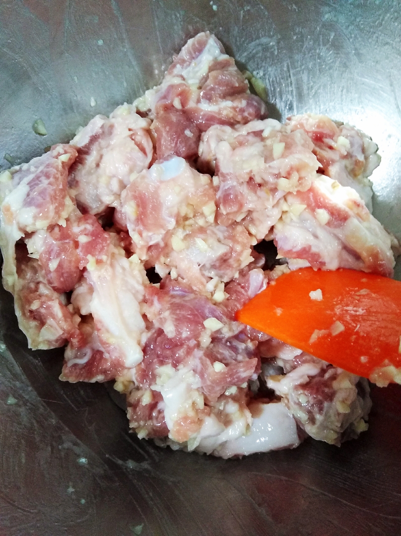 蒜蓉排骨蒸芋的做法 步骤2