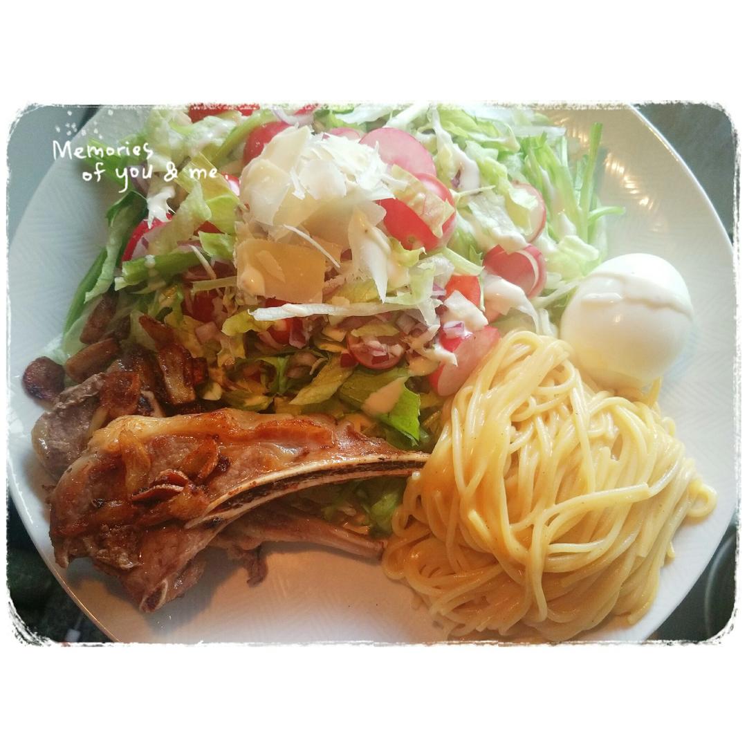 咖喱意面 
煎羊排配蔬菜沙拉