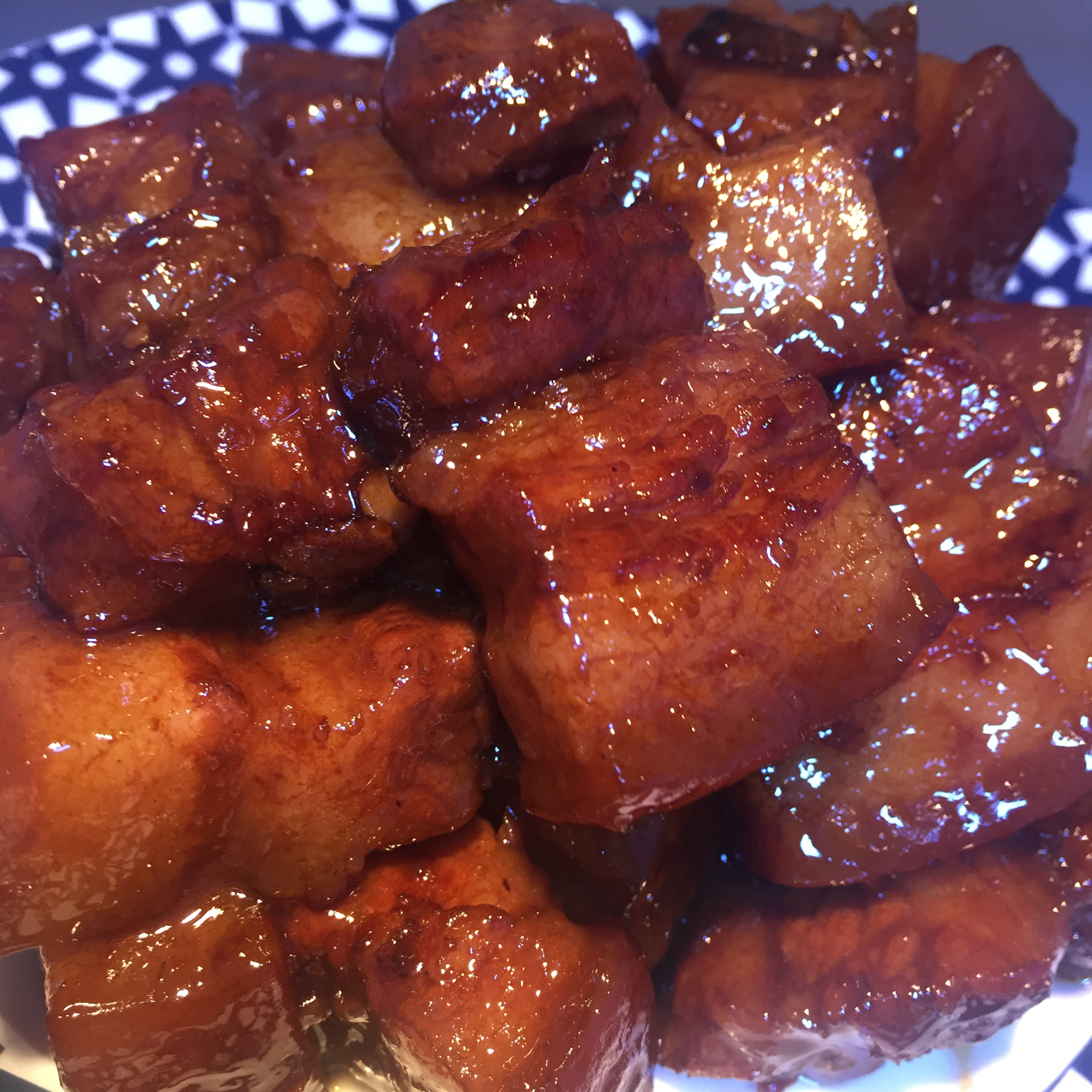 吃着碗里望着锅里的红烧肉