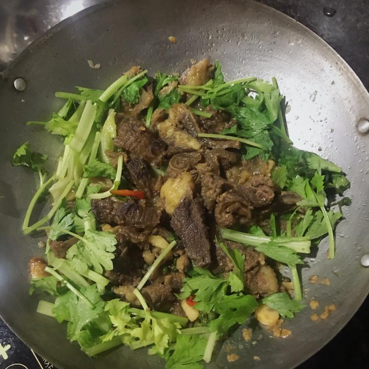 焖牛腩