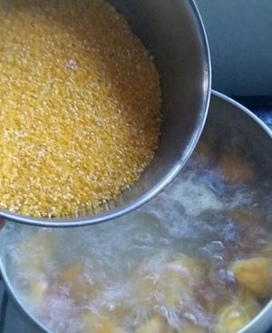红薯玉米粥的做法 步骤3