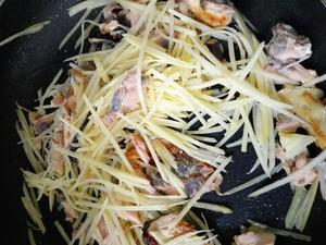 （狗饭）马哈鱼土豆炒法棍的做法 步骤4