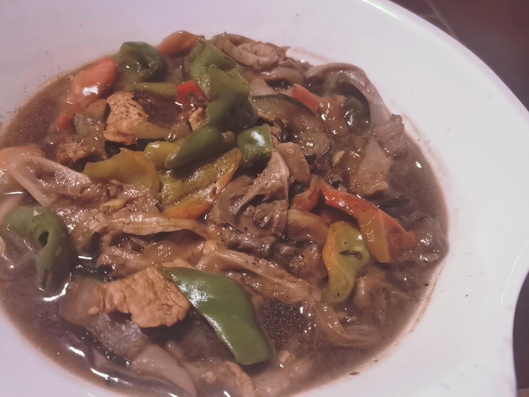 肉炒鲜蘑 尖椒胡萝卜🥕