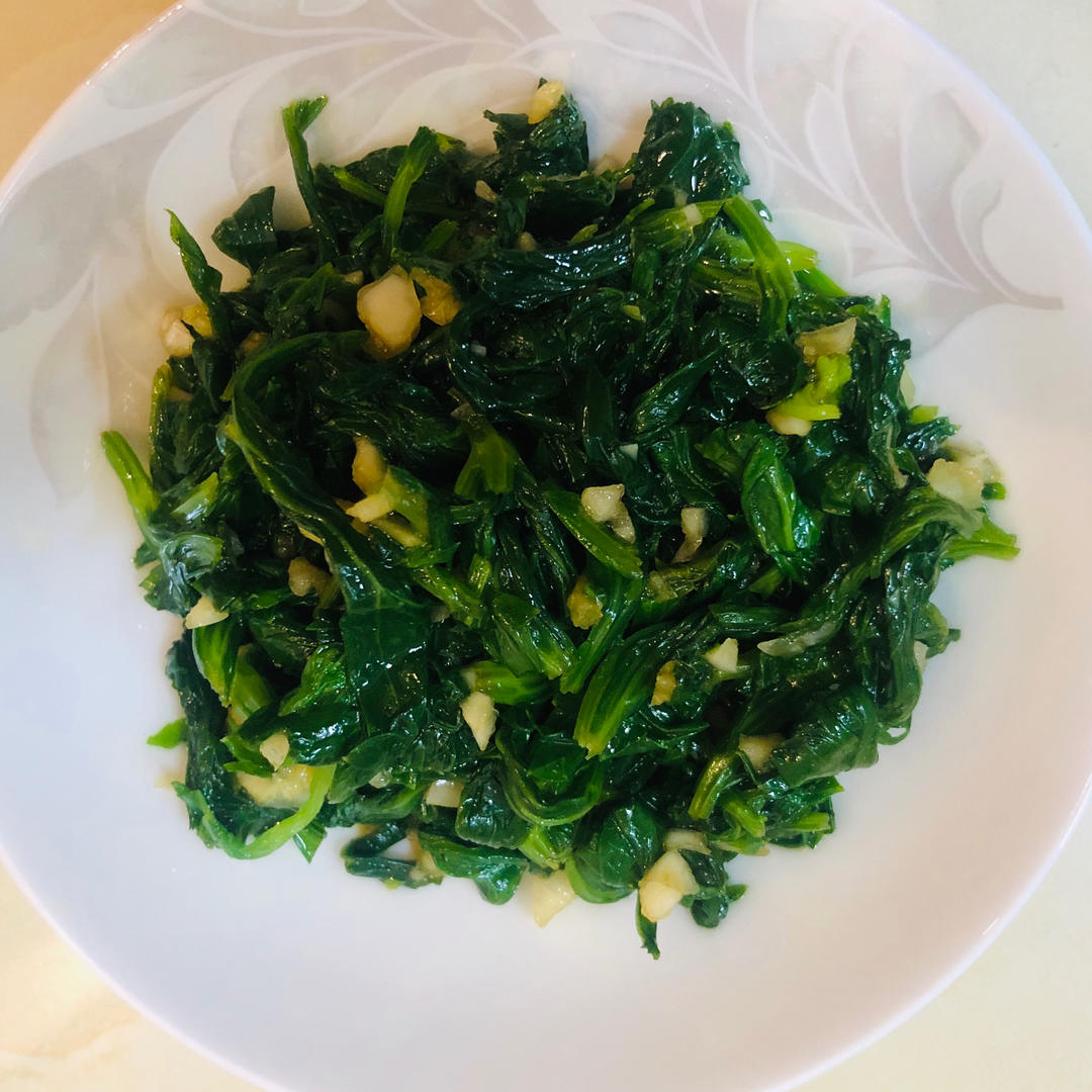 简单的凉拌芹菜叶