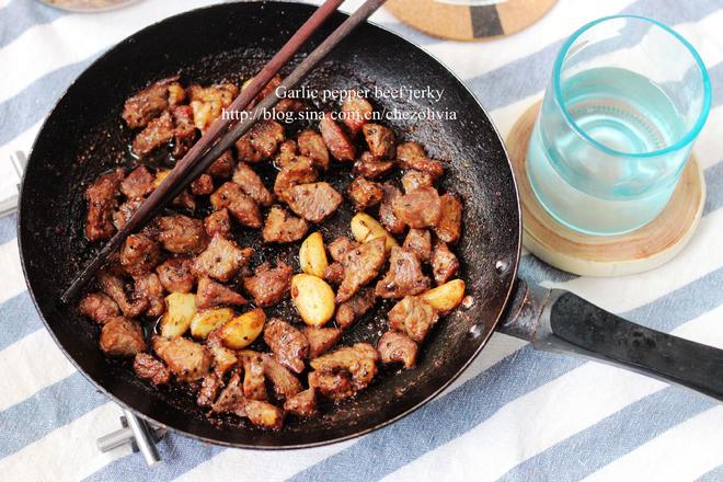 Garlic pepper beef jerky/黑蒜子牛肉粒的做法