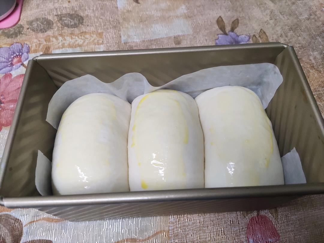 用烤箱自己做面包--手工牛奶吐司面包