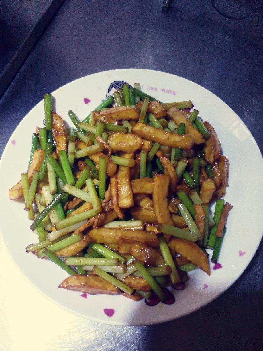 蒜薹炒土豆条
