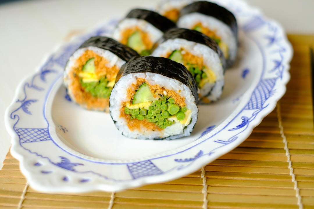 香椿肉松寿司饭团的做法